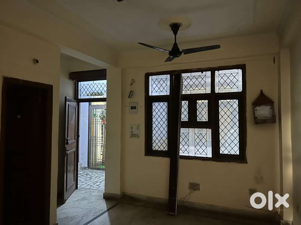 Flat for rent (proper ventilation) For Rent: Houses Apartments