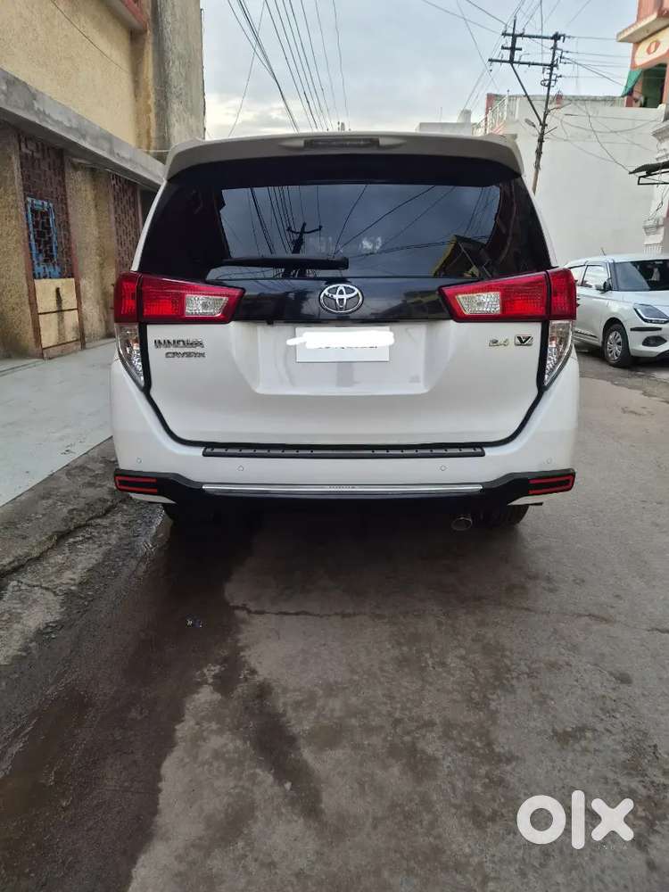 Toyota Innova Crysta G Model 8 Seater White Colour