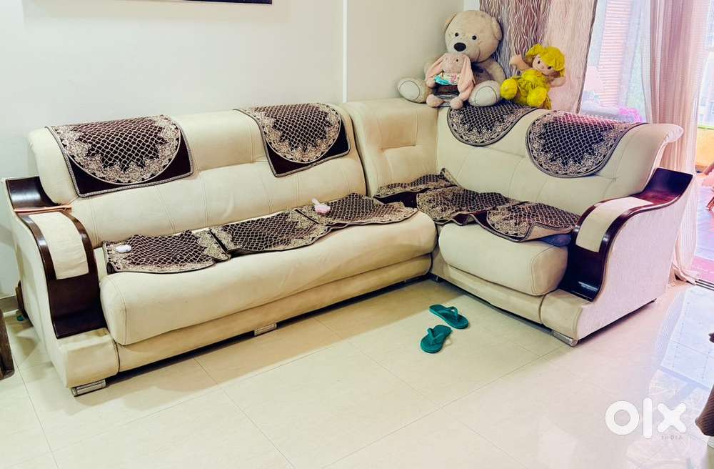 L shape sofa 9 x 6 mint condition