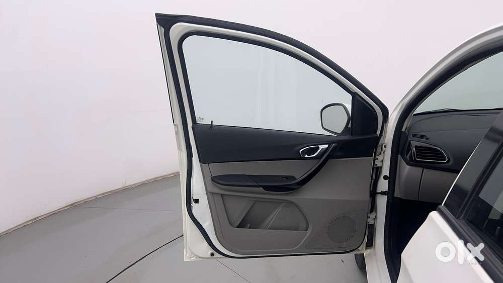 Tata Tiago Xza, 2017, Petrol