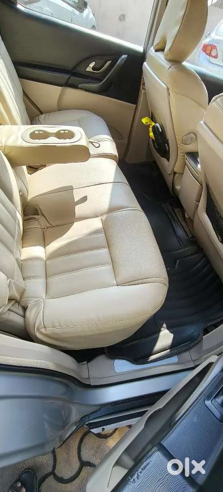 Mahindra Xuv500 W6 2015  First Owner  Non-accidental  Silver