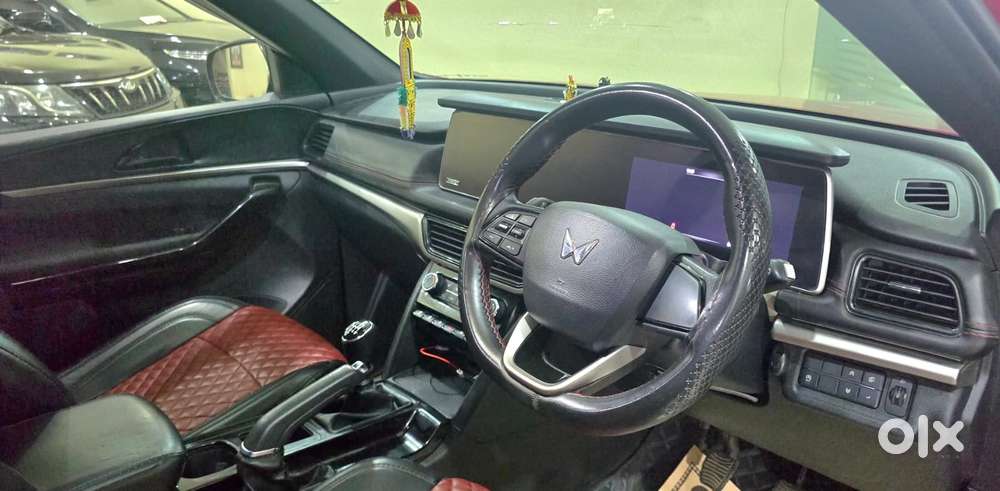 Mahindra Xuv700 2.0 Ax 5 Petrol Mt 7 Str, 2022, Petrol