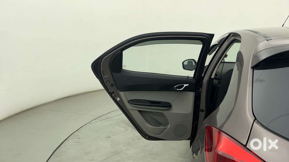 Tata Tiago Xza, 2017, Petrol