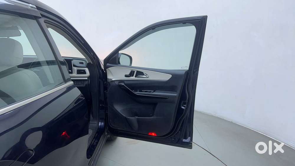 Mahindra Xuv700 2.0 Ax 7 Petrol Mt Str, 2024, Petrol