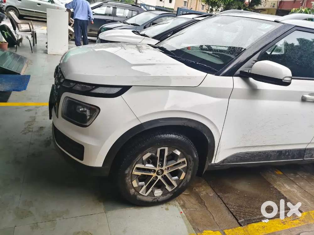 Hyundai Venue 1st Owner 2022 New Shape White Colour