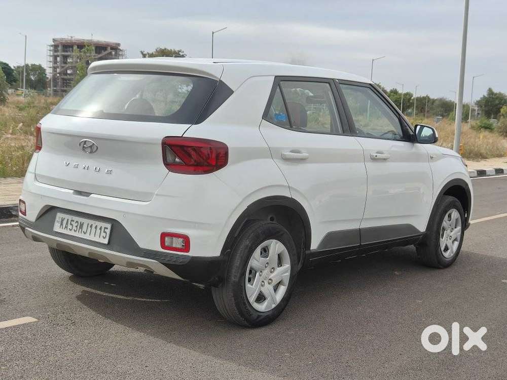 Hyundai Venue E, 2022, Petrol