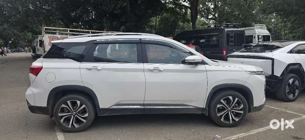 Six Seater Petrol Manual,  Less Driven,top Model