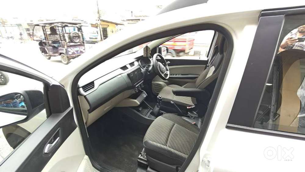 Renault Triber Rxz, 2025, Petrol