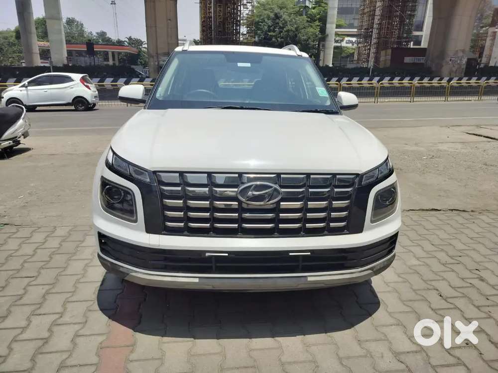 Hyundai Venue 2023 Petrol 33000 Km Driven