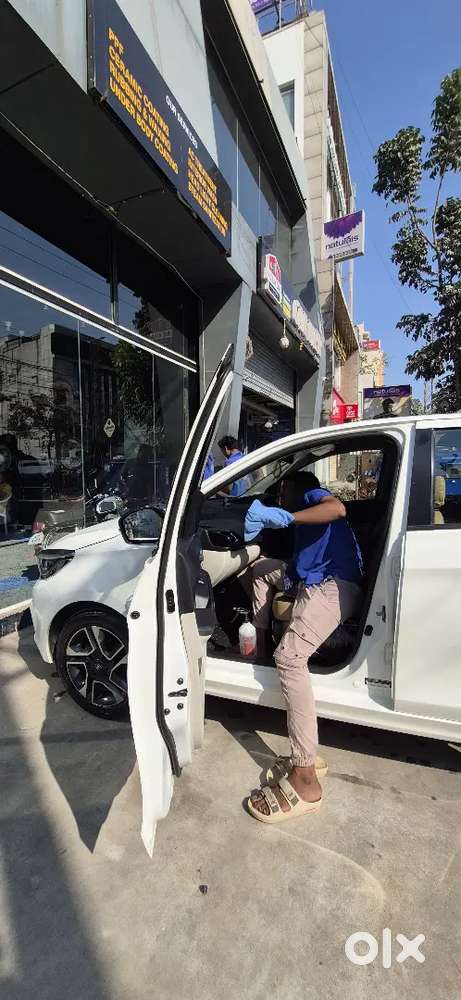 Top-end Xza Plus Amt With Premium Harman Touchscreen And Alloy Wheels