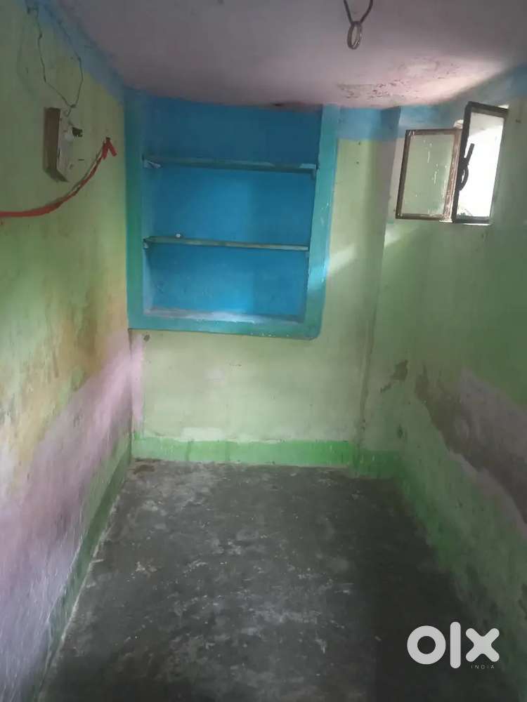 Singal room hai students kay leye jnakpur location or bhe room hai