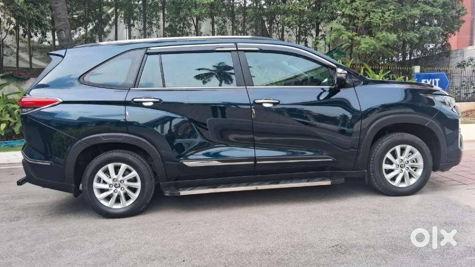 Toyota Innova Hycross 7s Option, 2025, Petrol