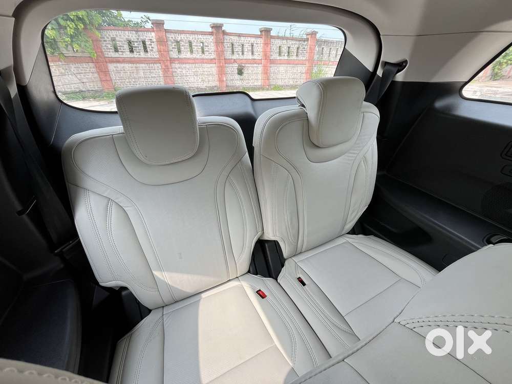 Mahindra Xuv700 Ax 5 Petrol Mt 7 Str (e), 2022, Petrol