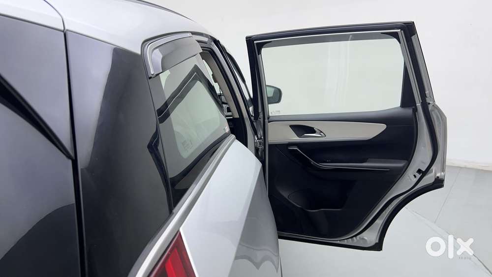 Mahindra Xuv700 2.0 Ax 7 Petrol At Luxury Pack Str, 2021, Petrol