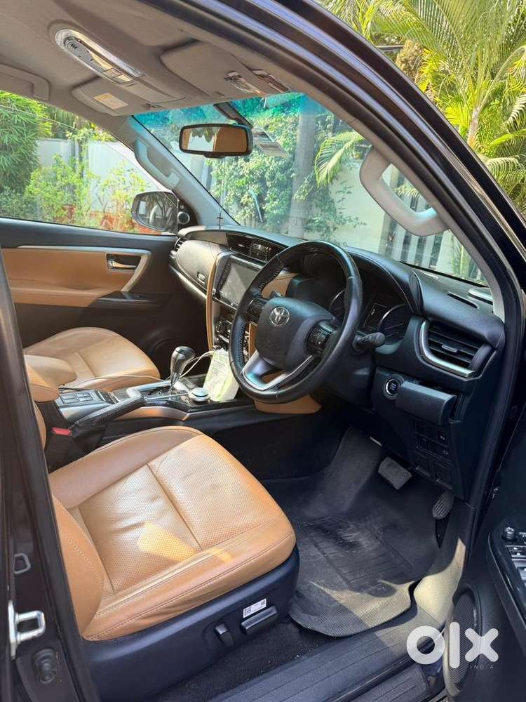 2022 Toyota Fortuner 4*4 At (black Crystalline Shine)
