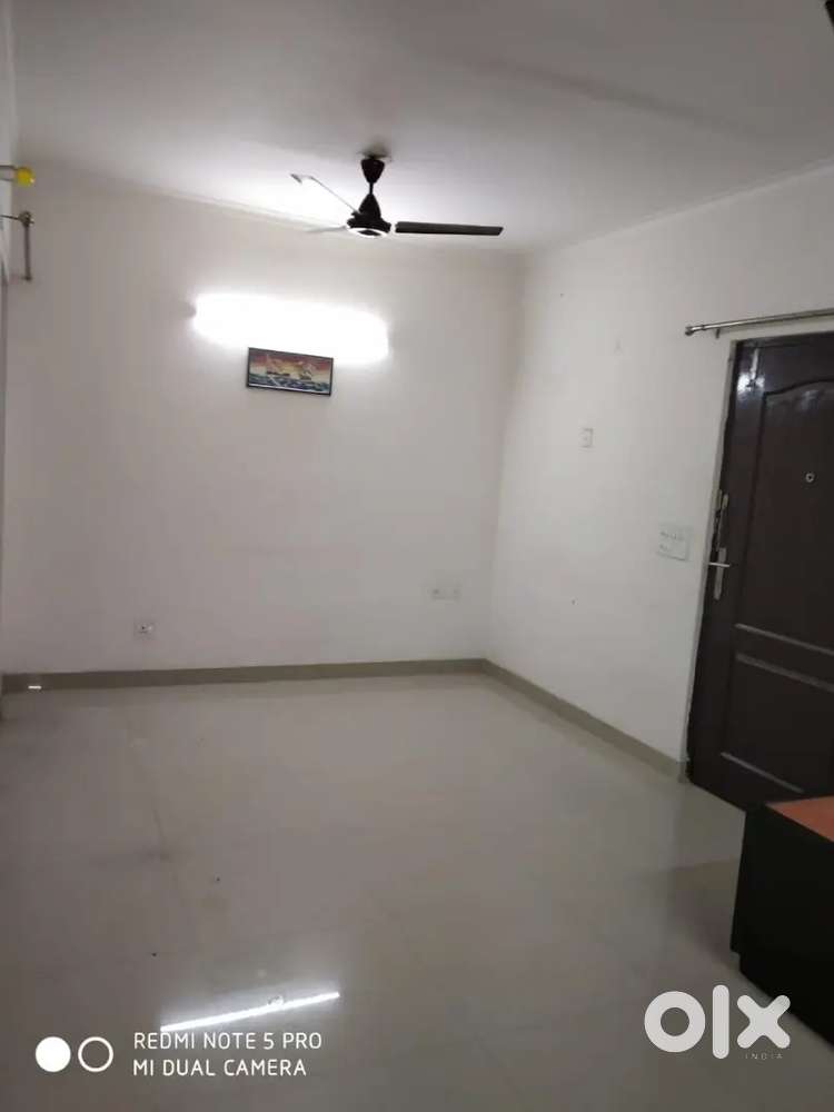 1 room available in preoccupied flat - For Rent: Houses & Apartments ...