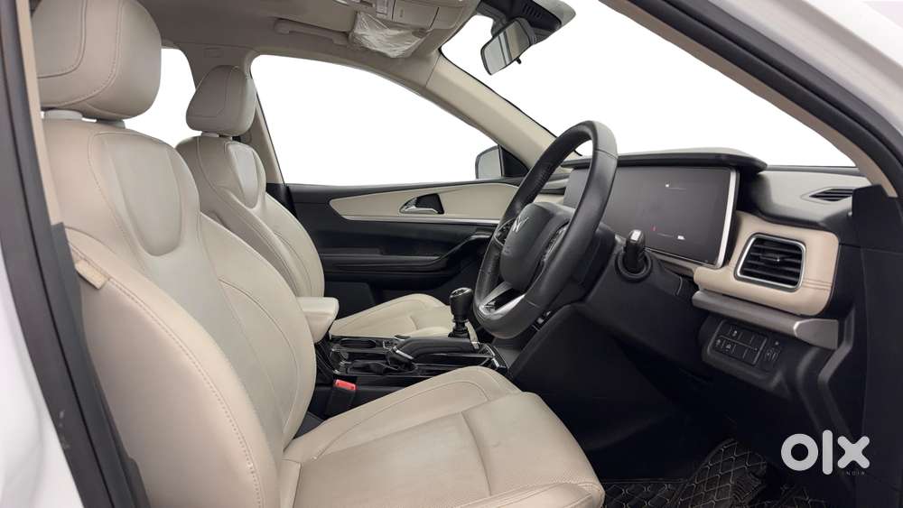 Mahindra Xuv700 2.0 Ax 7 Petrol Mt Str, 2021, Petrol
