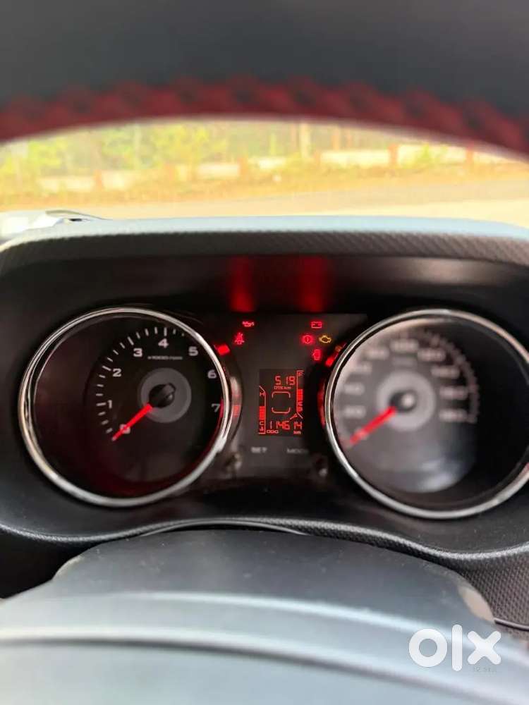 Mahindra Tuv 300 2018 T10