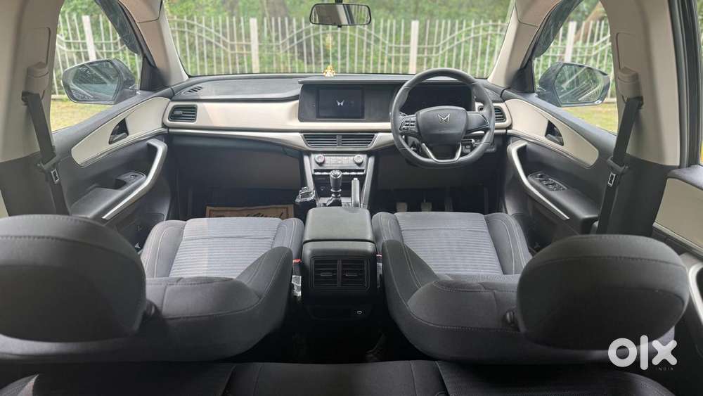 Mahindra Xuv700 2.0 Ax 3 Petrol Mt 5 Str, 2022, Petrol