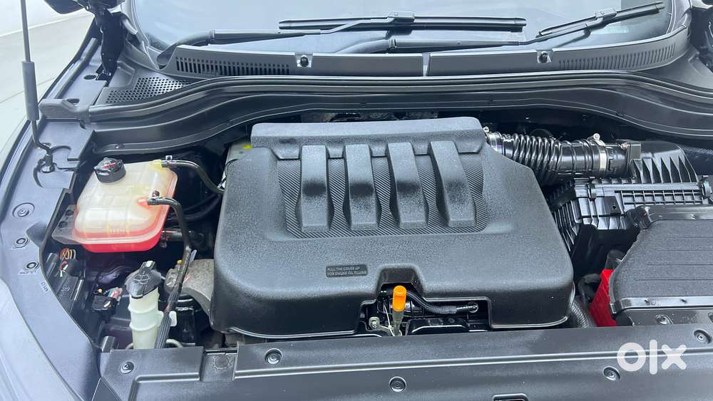 Mahindra Xuv700 2.0 Ax 7 Petrol Mt Str, 2023, Petrol