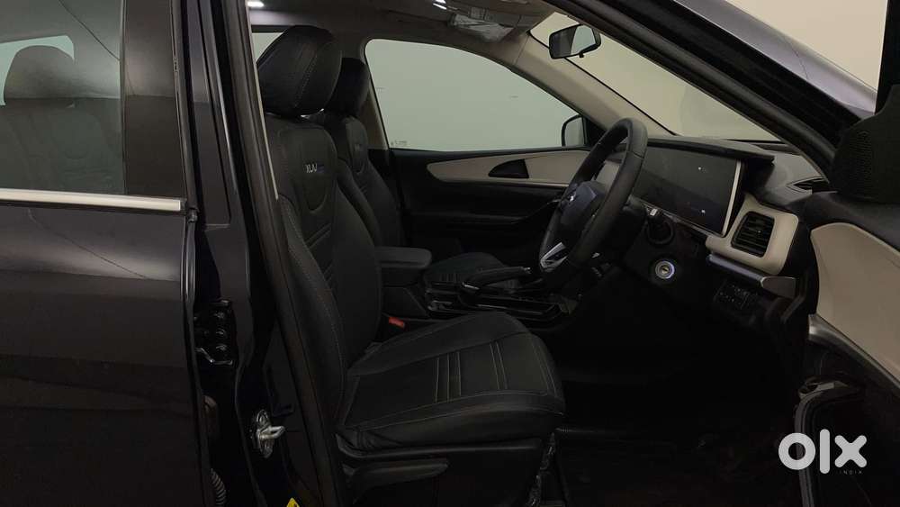 Mahindra Xuv700 2.2 Ax 5 Diesel At 7 Str, 2023, Diesel