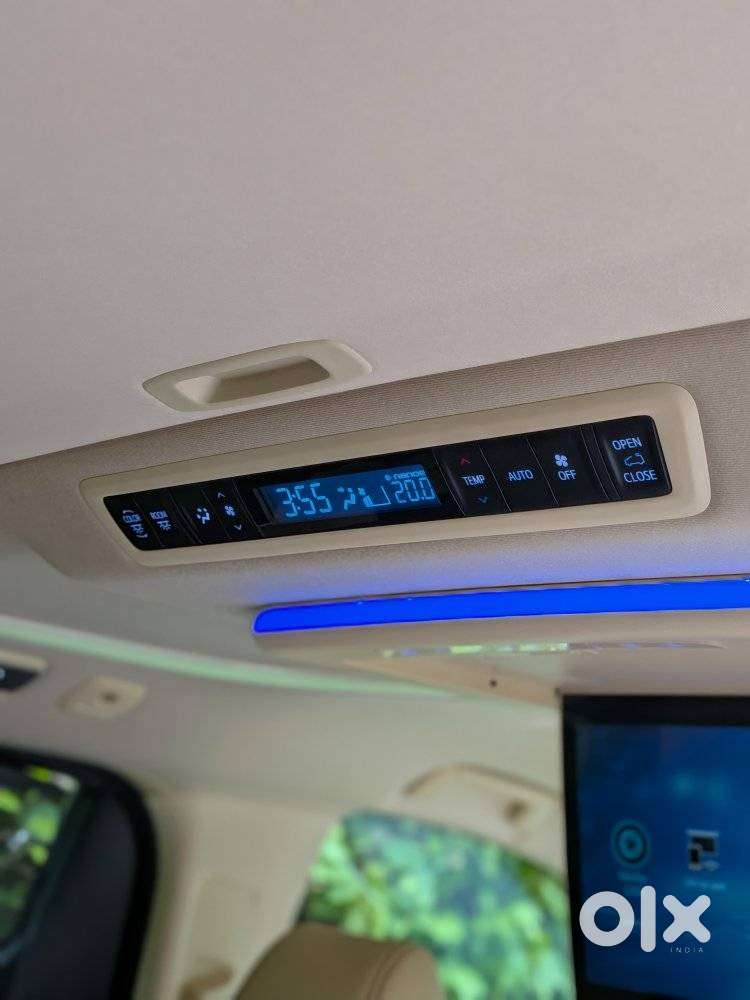Toyota Vellfire 2.5 Executive Lounge, 2023, Petrol