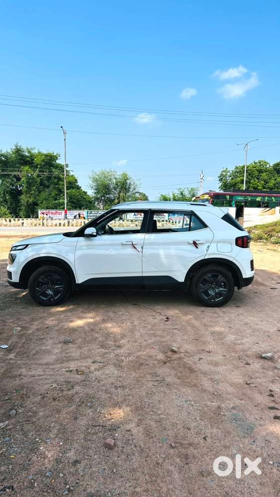 Hyundai Venue Petrol Manual 2024