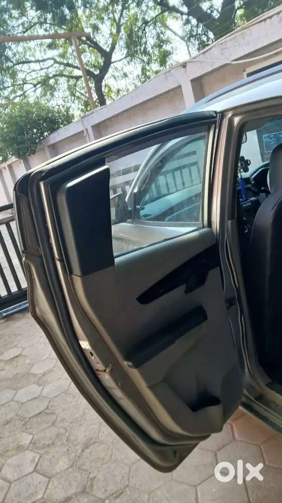 Mahindra Kuv 100 2017