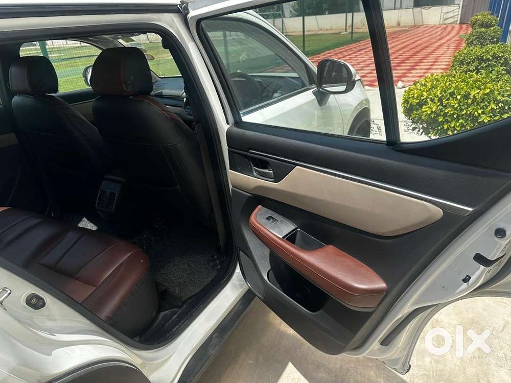 Sun Roof , Side Mirror Camera