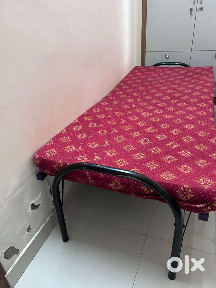 Foldable cot and mattress