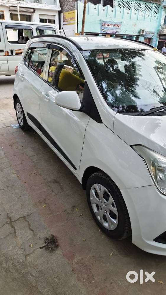 Hyundai Grand I10 Sportz, 2015, Petrol