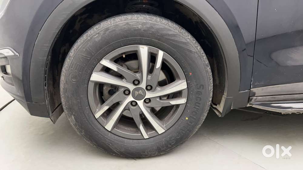 Mahindra Xuv700 2.0 Ax 5 Petrol At Str, 2023, Petrol