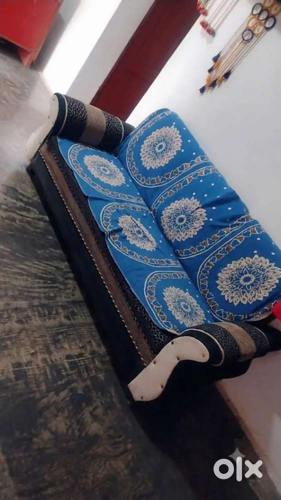 ​5 Seater Sofa Set in Good Condition (3+1+1)