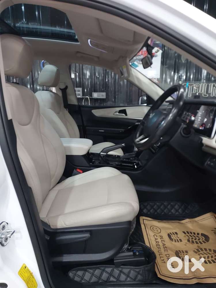 Mahindra Xuv700 2.0 Ax 5 Petrol At Str, 2024, Petrol