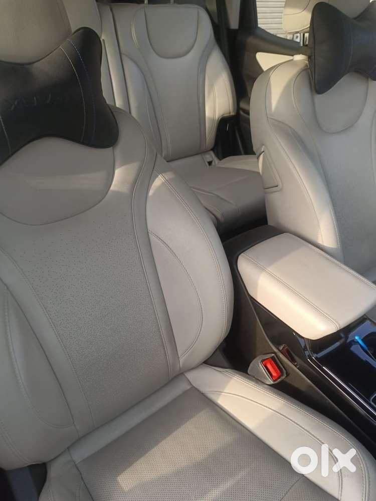 Mahindra Xuv700 2.2 Ax 7 Diesel At Luxury Pack Str Awd, 2022, Diesel