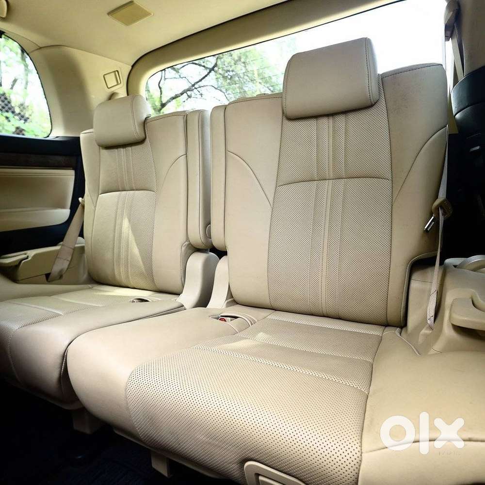 Toyota Vellfire 2.5 Executive Lounge, 2023, Petrol