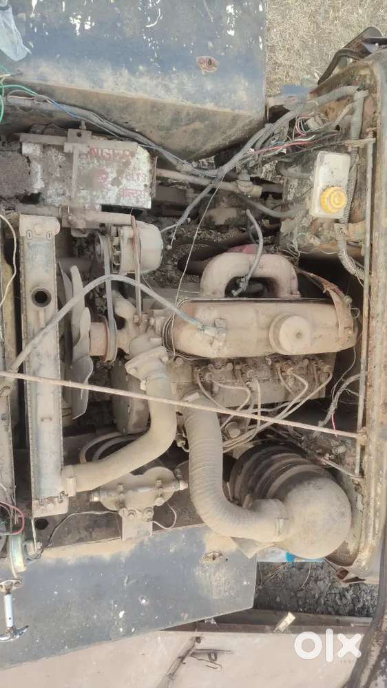 Jeep Hai Gi Engine Wali 4 Gear Reverse Ke Sath Gadi Chalu Hai