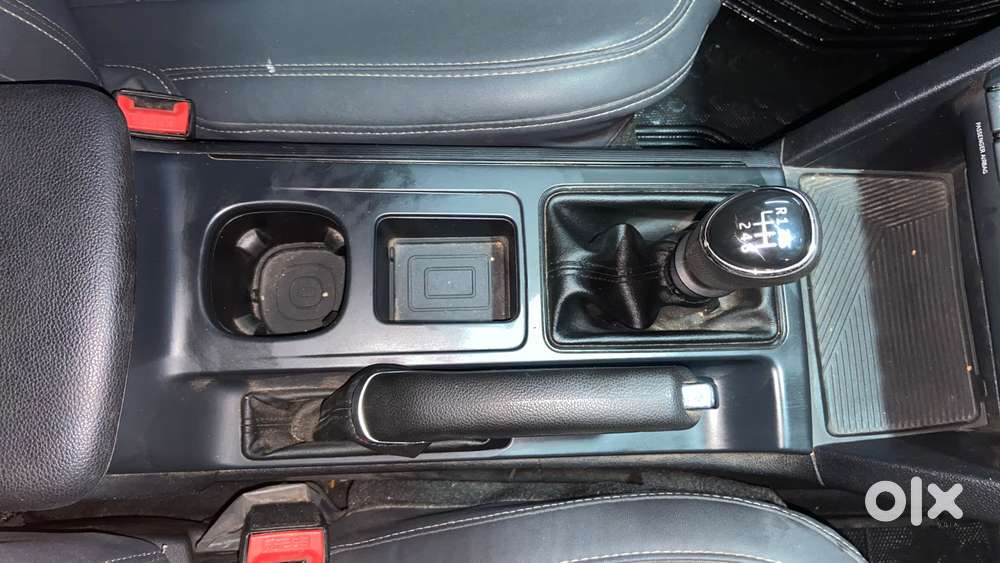 Mahindra Xuv700 2.0 Mx Petrol Mt 5 Str, 2023, Petrol