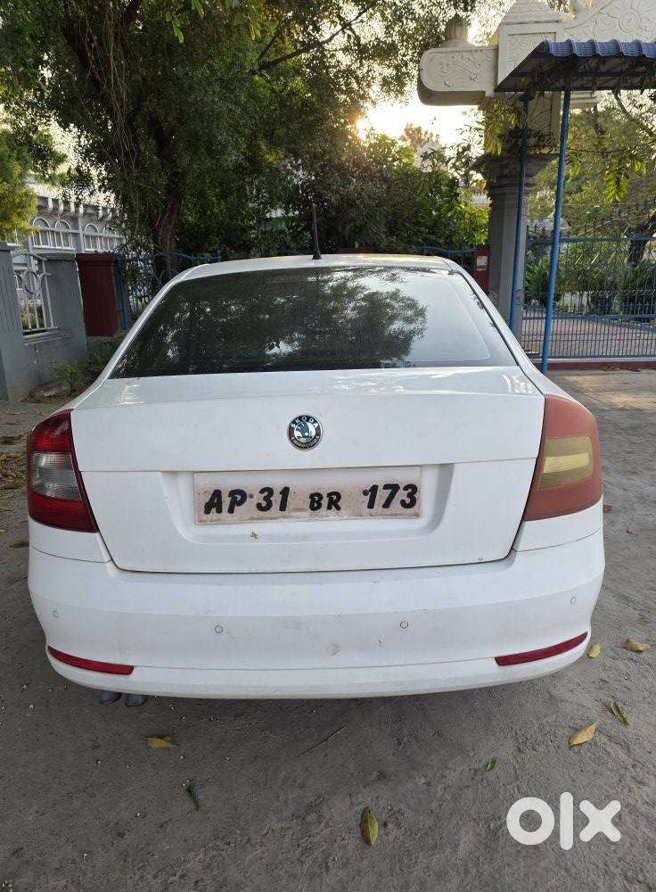 Skoda Laura Ambiente 2.0 Tdi Cr Manual, 2011, Diesel