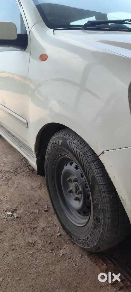 Mahindra Xylo Pearl White 1999
