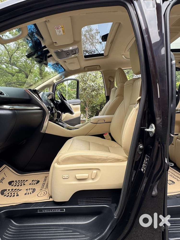 Toyota Vellfire 2.5 Executive Lounge, 2023, Cng & Hybrids