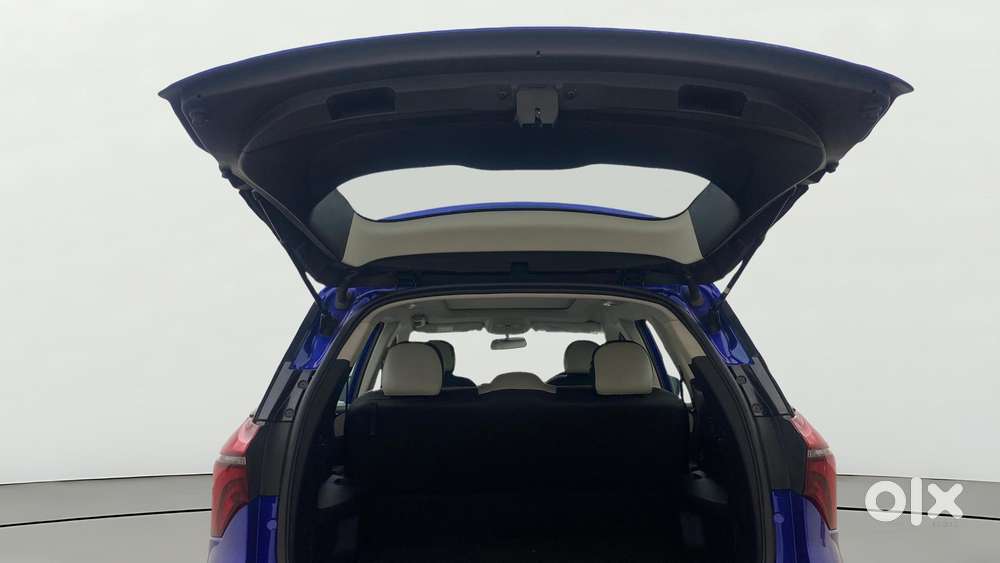 Mahindra Xuv700 2.0 Ax 5 Petrol Mt Str, 2022, Petrol