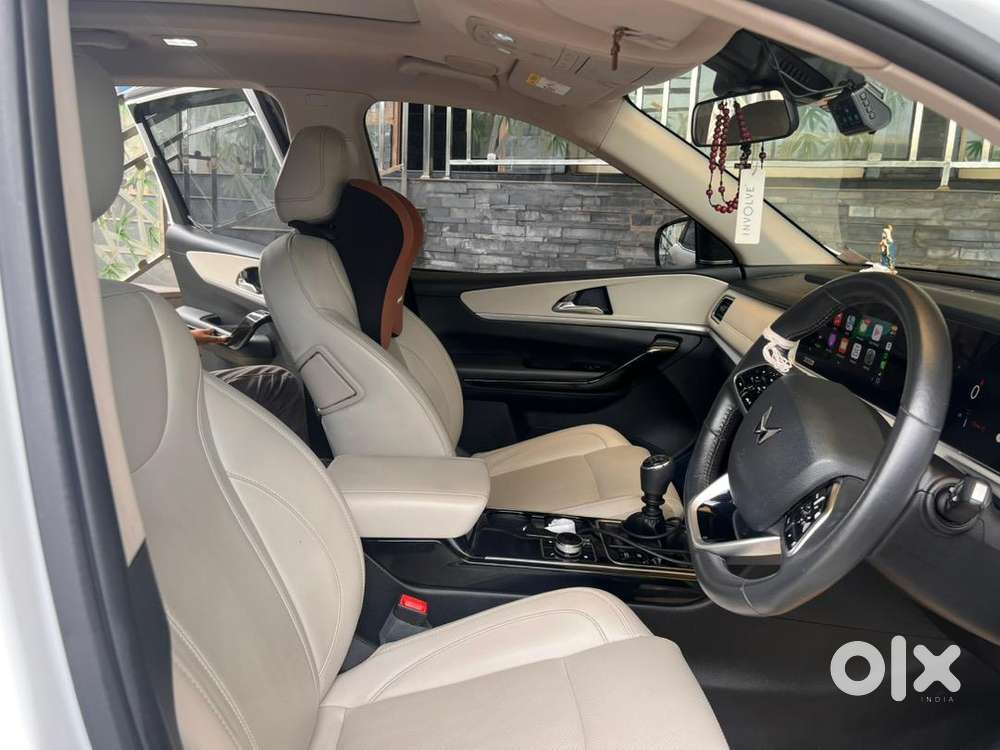 Mahindra Xuv700 (luxury) Top Model