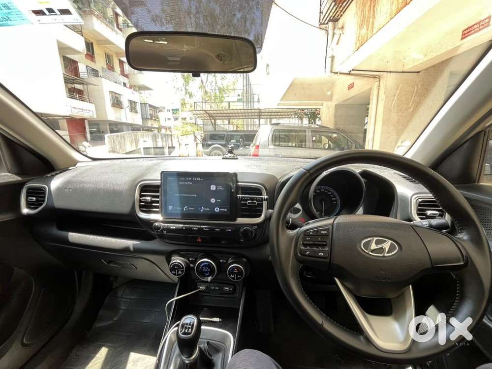 Hyundai Venue 2022 Petrol 25800 Km Driven