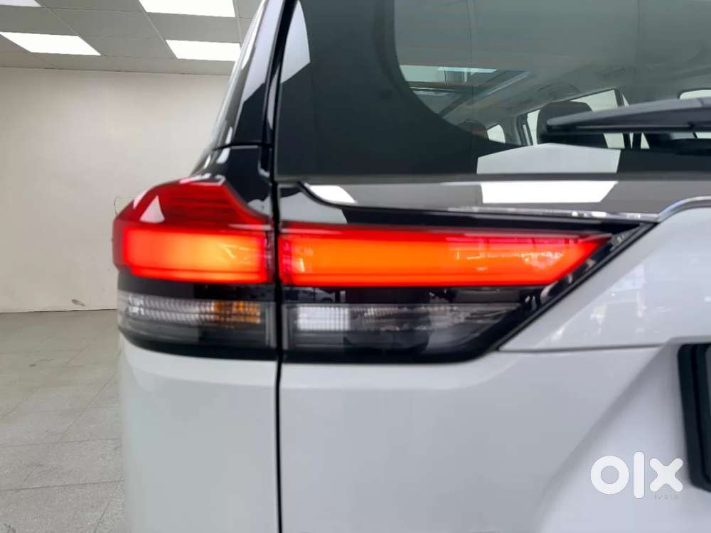 Toyota Innova Hycross 2.0 Zx Hybrid 7 Str, 2025, Petrol