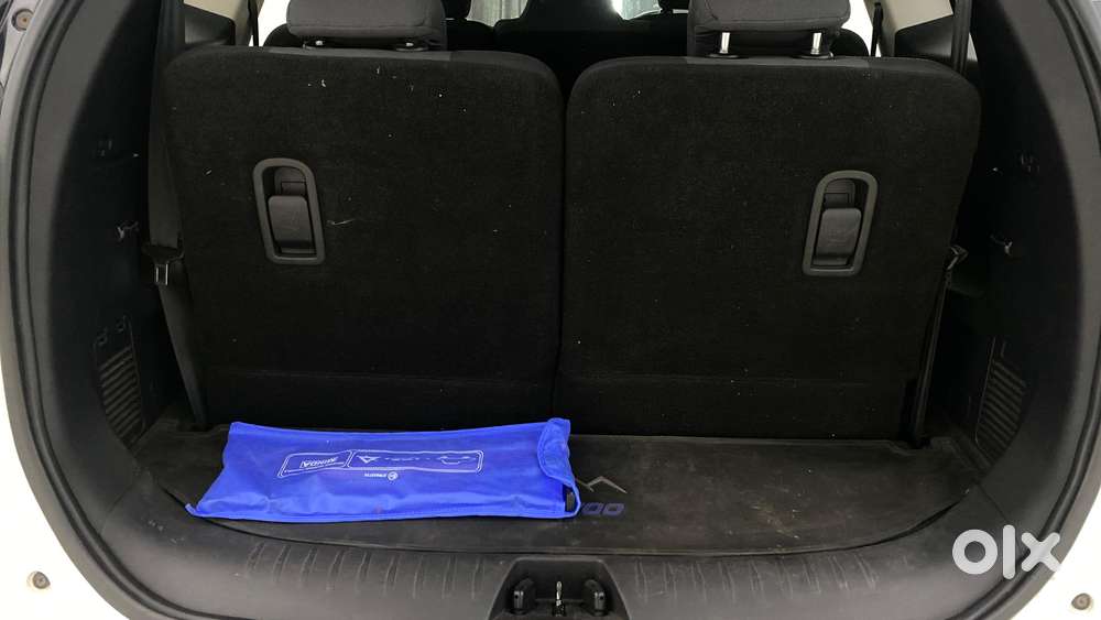 Mahindra Xuv700 2.0 Ax 5 Petrol Mt 7 Str, 2022, Petrol