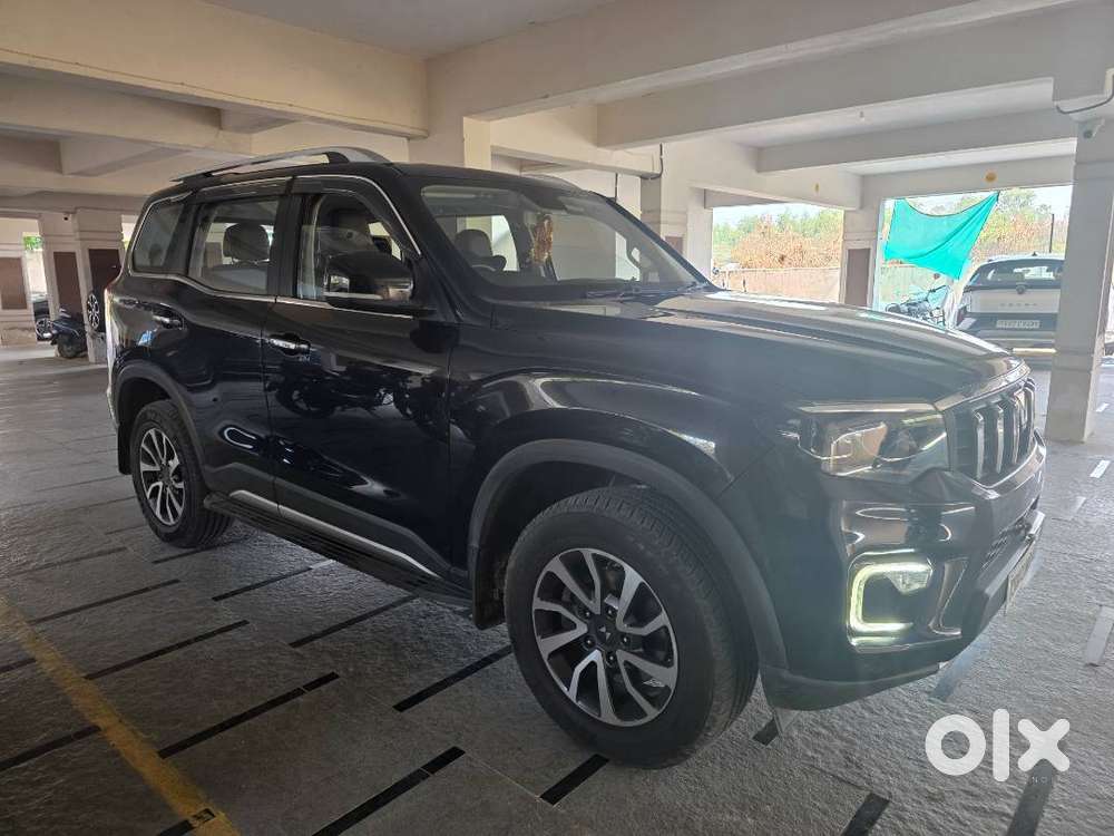 2022 Scorpio-n Z8 Petrol At  Black  Single Owner  Non-accident