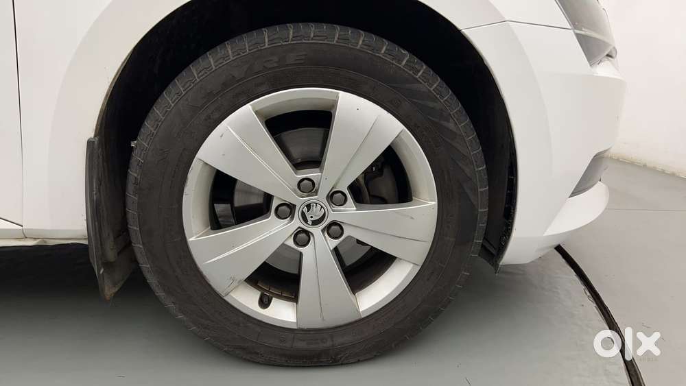 Skoda Superb [2014-2016] 1.8 Style Tsi At, 2017, Petrol