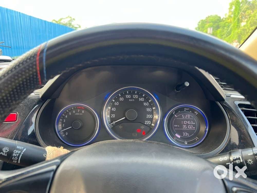 Honda City Zx (o)2015 With Sunroof Push Start Button Allowy Wheels