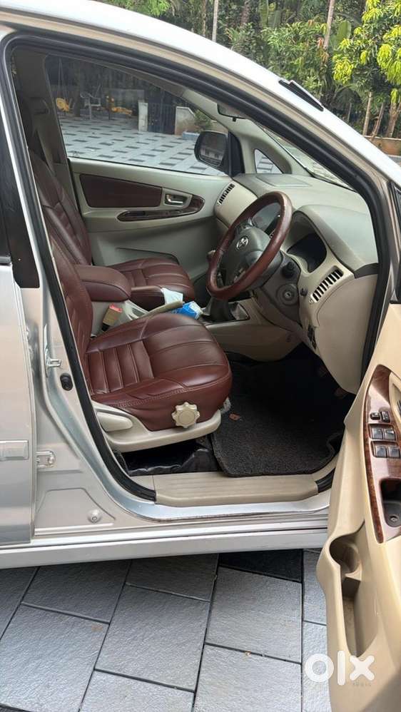 Tayota Innova 2012 V Option